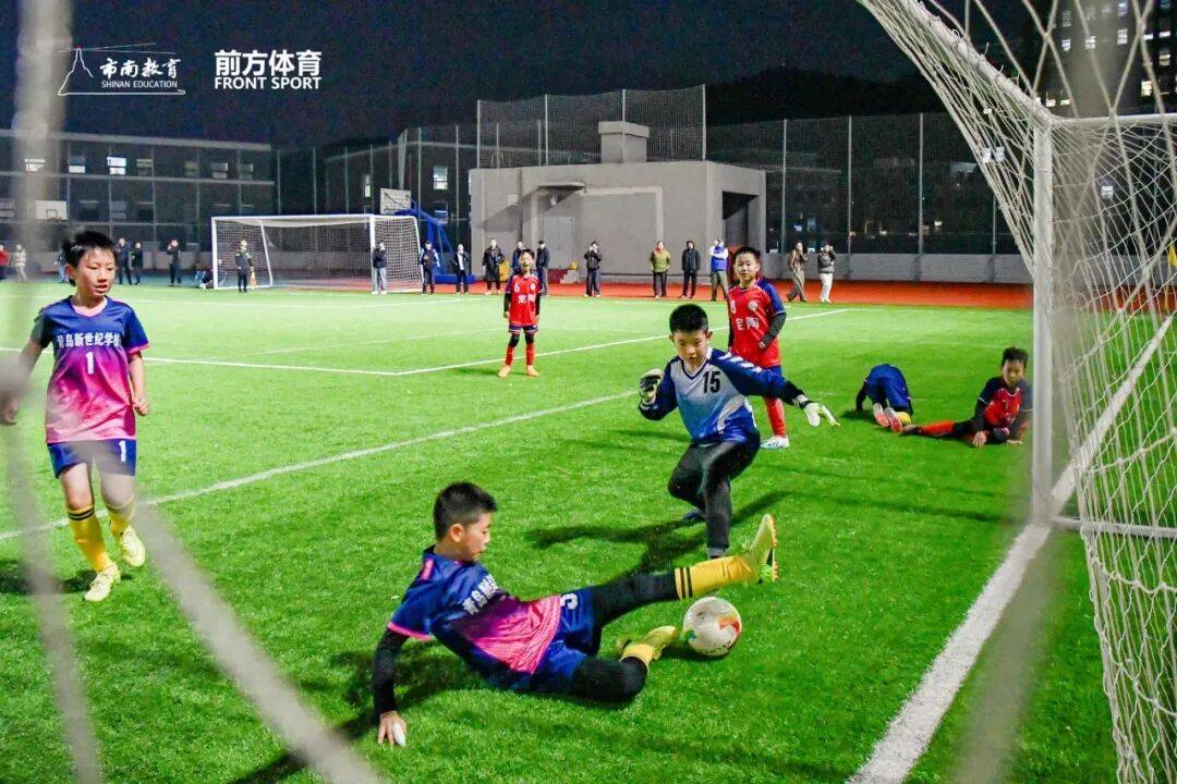 火爆足球联赛再掀热潮,球员表现尽职尽责 火爆足球联赛再掀热潮,球员表现尽职尽责